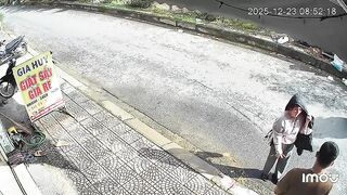 Lunatic Stabs His EX In Broad Daylight