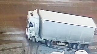 A truck fatally crushed a marketplace warehouse employee in the Moscow region