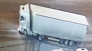 A truck fatally crushed a marketplace warehouse employee in the Moscow region
