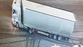 A truck fatally crushed a marketplace warehouse employee in the Moscow region