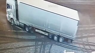 A truck fatally crushed a marketplace warehouse employee in the Moscow region