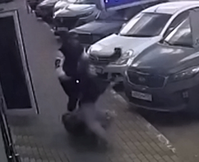 In Novorossiysk, an insane scooter hit a girl on the sidewalk at high speed