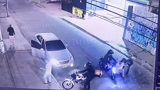 Man Jumped And Mugged By Gang In Bogota