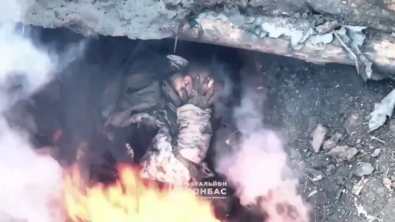 2 Russian soldiers are hit by a Ukrainian drone