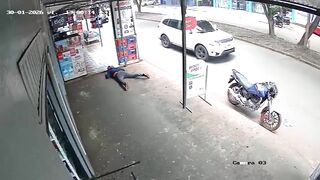 Shop Owner Kills Armed Robber but His Girlfriend Got Fatally Shot Also