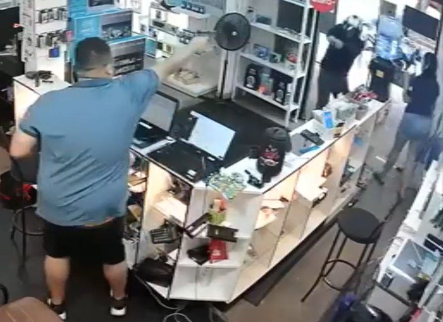 Shop Owner Kills Armed Robber but His Girlfriend Got Fatally Shot Also