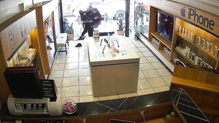 Riobamba Cell Phone Store Robbery Goes Wrong