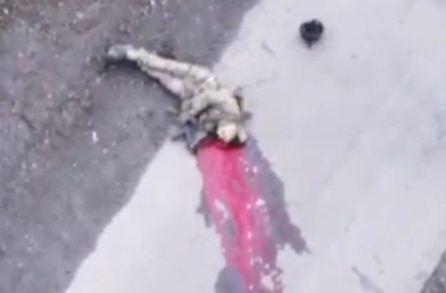 Ukrainian soldier blows his brainz out.