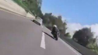 Motorcyclist crashes head-on while overtaking on the Mexico-Cuernavaca highway