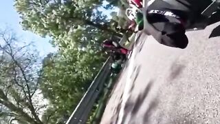 Motorcyclist crashes head-on while overtaking on the Mexico-Cuernavaca highway