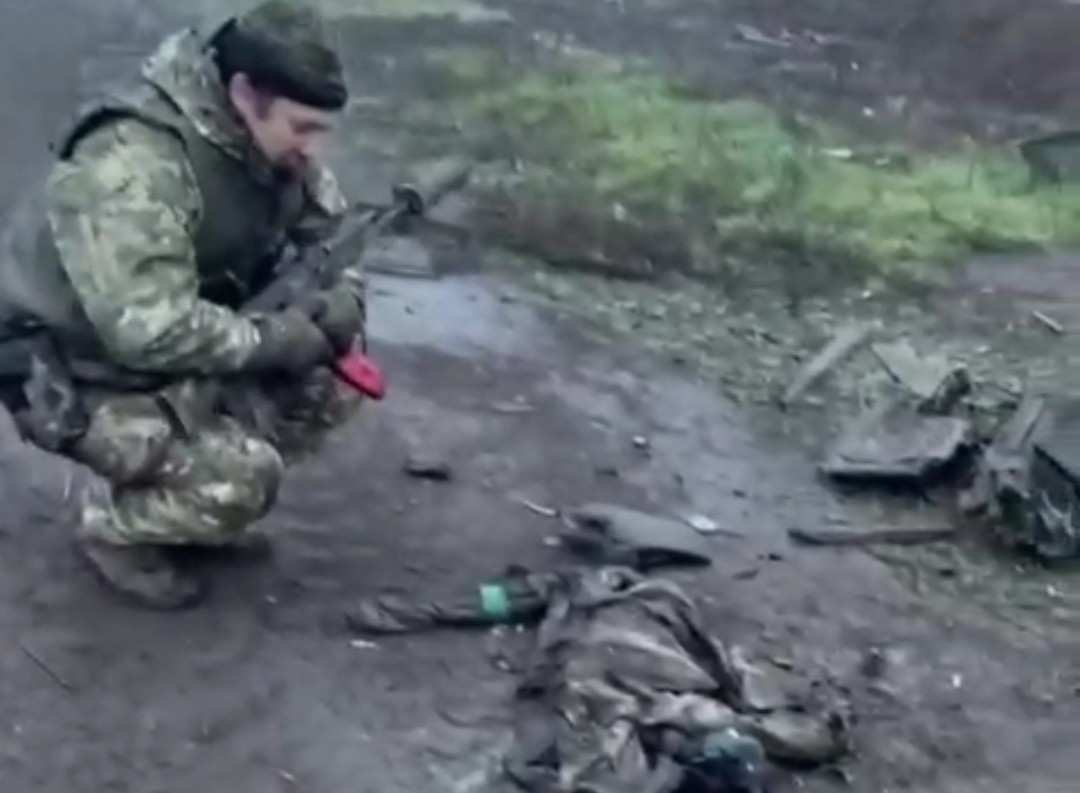 Mocking a dead Ukrainian,