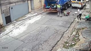 Pit Bull Attacks Garbage Collectors During Shift In Jabaquara