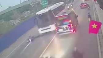 Moped Rider Falls Under The Bus, Dies Instantly