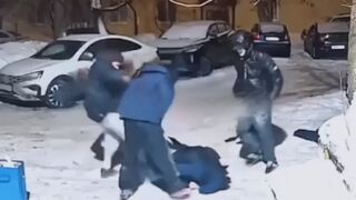 Russia: Thugs beat up a young man who came to return a stolen phone
