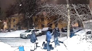 Russia: Thugs beat up a young man who came to return a stolen phone
