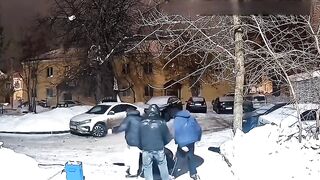 Russia: Thugs beat up a young man who came to return a stolen phone