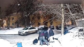 Russia: Thugs beat up a young man who came to return a stolen phone