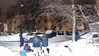 Russia: Thugs beat up a young man who came to return a stolen phone