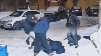 Russia: Thugs beat up a young man who came to return a stolen phone