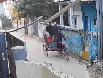 Driver Beaten With Hammer & Robbed Of His Rickshaw
