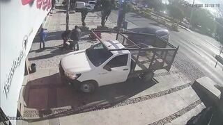 Six Injured After Bull Runs Loose On Streets In Queretaro