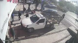 Six Injured After Bull Runs Loose On Streets In Queretaro