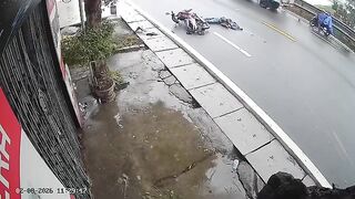 Motorcyclis Falls Head First Under The Bus, Dies