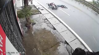 Motorcyclis Falls Head First Under The Bus, Dies