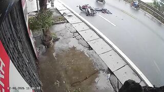 Motorcyclis Falls Head First Under The Bus, Dies