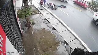 Motorcyclis Falls Head First Under The Bus, Dies