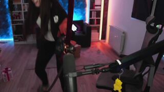 Twitch streamer "Bisscute" cut her tendons on two fingers