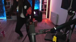 Twitch streamer "Bisscute" cut her tendons on two fingers