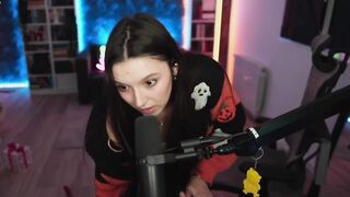 Twitch streamer "Bisscute" cut her tendons on two fingers