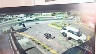 Businessman's Bodyguard Foils Robbery and Shoots Criminals In Mexico