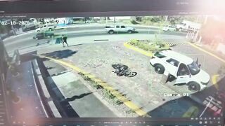 Businessman's Bodyguard Foils Robbery and Shoots Criminals In Mexico