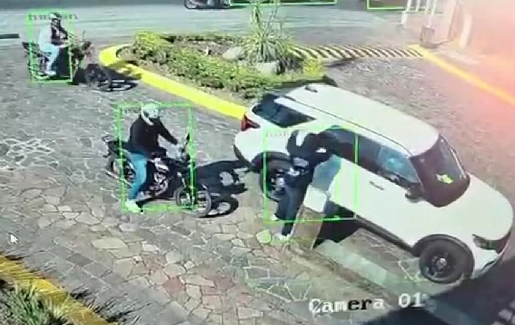 Businessman's Bodyguard Foils Robbery and Shoots Criminals In Mexico