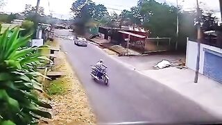 Bus vs Moto never ends well