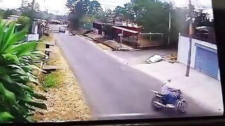 Bus vs Moto never ends well