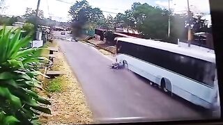 Bus vs Moto never ends well