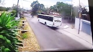 Bus vs Moto never ends well