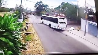 Bus vs Moto never ends well