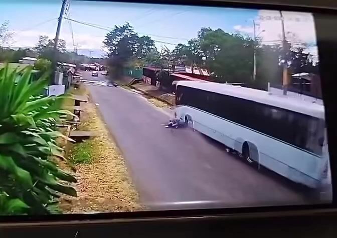 Bus vs Moto never ends well