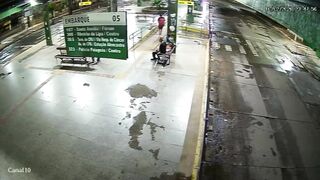 Psycho Attacks Elderly Man With Iron Rod at the Cuiaba Bus Station