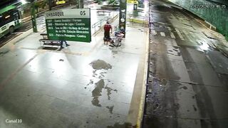 Psycho Attacks Elderly Man With Iron Rod at the Cuiaba Bus Station