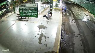 Psycho Attacks Elderly Man With Iron Rod at the Cuiaba Bus Station