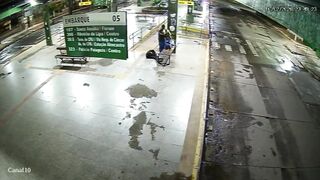 Psycho Attacks Elderly Man With Iron Rod at the Cuiaba Bus Station