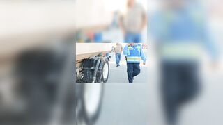 Hombre de 80 no pudo cruzar la peligrosa calle