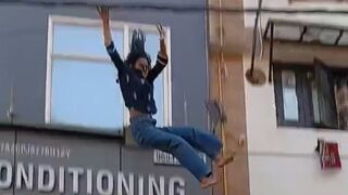 20-Year-Old Woman Jumps From 4th Floor In Vishwas Nagar Hotel (New Footage)