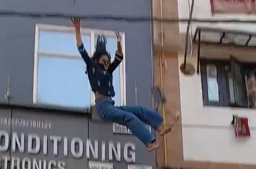 20-Year-Old Woman Jumps From 4th Floor In Vishwas Nagar Hotel (New Footage)