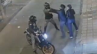 Man Walking With GF Gets Stabbed During Fight With An Armed Thief